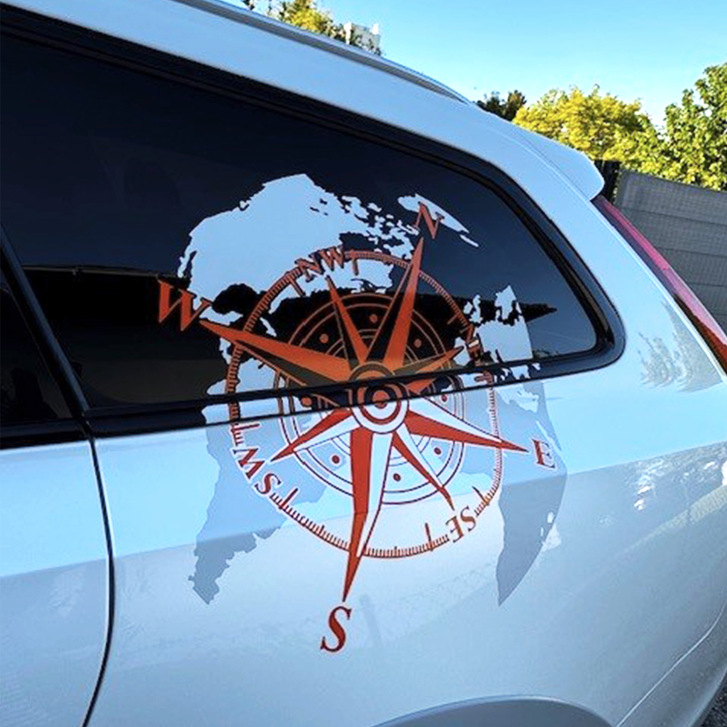 Kundenbild Kompass mit Weltkarte auf Fahrzeug