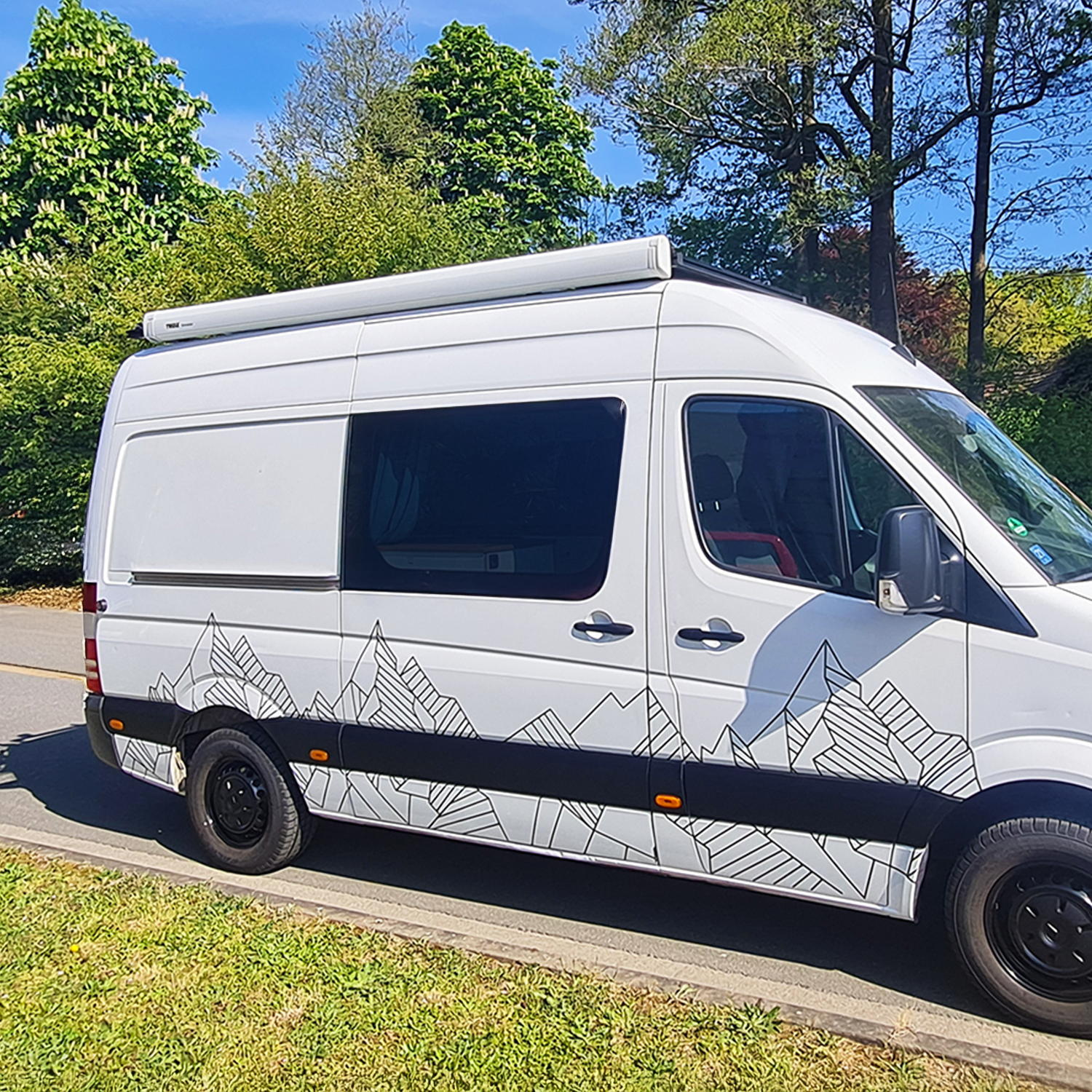 Kundenbild Wohnmobilaufkleber Modernes Bergpanorama