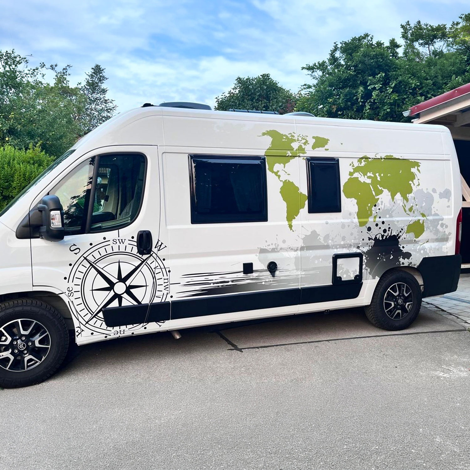 Kundenbild Autoaufkleber Weltkarte mit Kompass