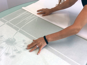 Montageanleitung Glastattoos Trägerpapier entfernen