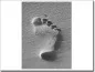 Preview: selbstklebendes Glasbild mit Fuß Abruck im Sand