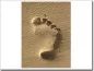 Preview: Glasdruck mit Fuß Abdruck im Sand in sepia