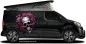 Preview: Autoaufkleber Totenkopf mit Rosen auf dunklem Van