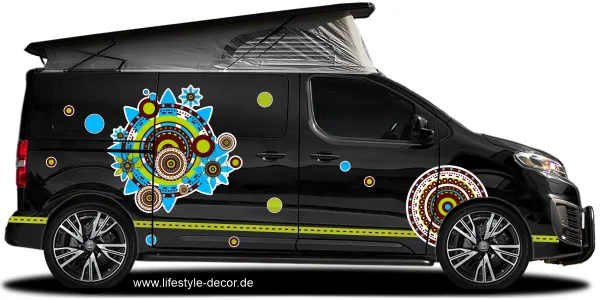 Autoaufkleber Modern Design auf Fahrzeugseite von dunklem Camper