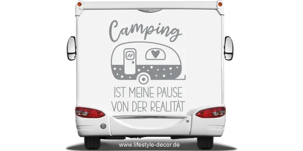 Autoaufkleber Camping ist auf hellem Heck eines Wohnmobils