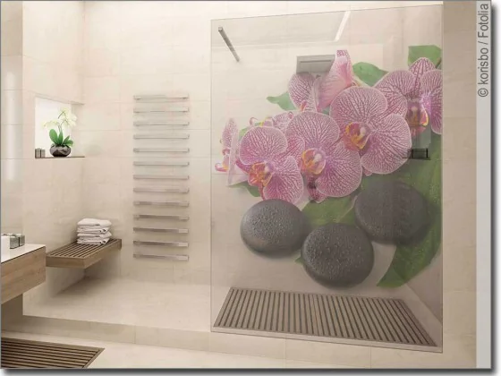transparentes Fensterfoto mit Orchideenbüte in pink