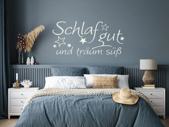 Wandtattoo Schlaf gut auf einer dunklen Wand im Schlafzimmer