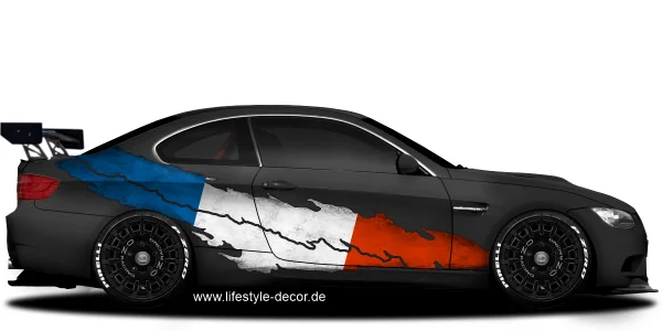 Auto Flaggenaufkleber Frankreich auf Fahrzeugseite von dunklem Auto