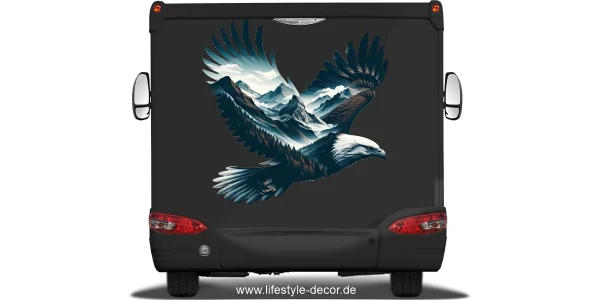 Autoaufkleber Adler mit Berglandschaft auf dunklem Heck