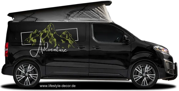 Autoaufkleber Adventure Mountains auf dunklem Campervan