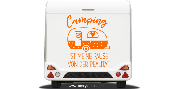 Autoaufkleber Camping ist auf hellem Heck eines Wohnwagens