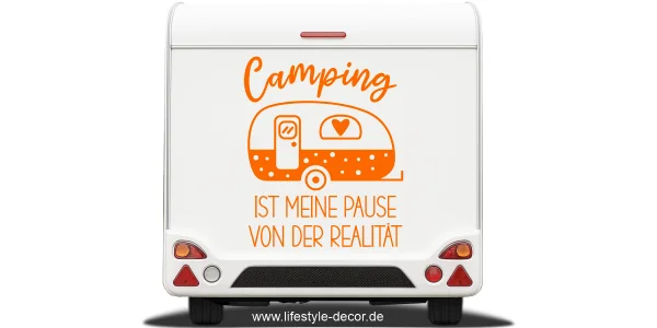 Autoaufkleber Camping ist auf hellem Heck eines Wohnwagens