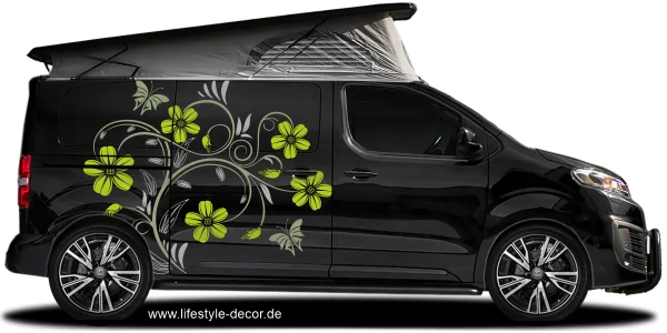 Autoaufkleber Dekorative Ranke auf dunklem Campervan