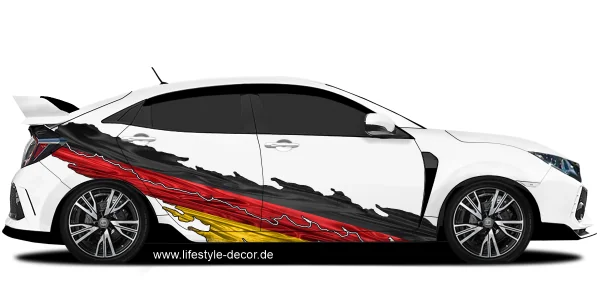 Autoaufkleber mit Deutschland Fahne auf Fahrzeugseite von hellem Auto