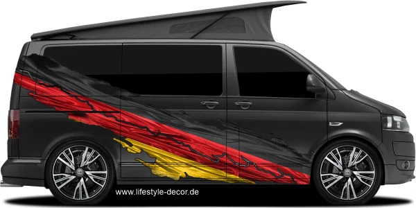 Autoaufkleber mit Deutschland Fahne auf Fahrzeugseite von dunklem Campervan