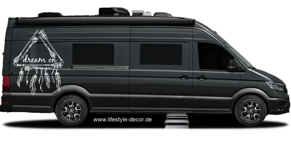 Text Dream on mit Federn als Autoaufkleber auf dunklem Camper - Ansicht Farbauswahl