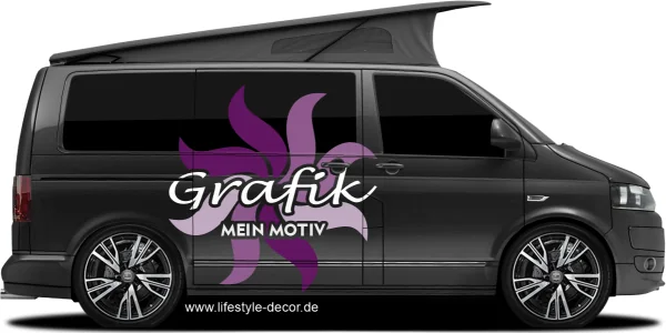 Autoaufkleber Eigene Grafik mehrfarbig auf dunklem Campervan