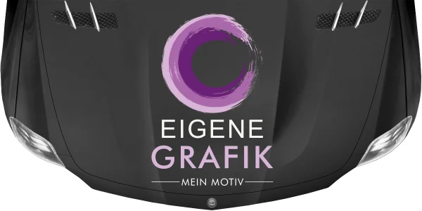 Autoaufkleber Eigene Grafik mehrfarbig auf dunkler Motorhaube