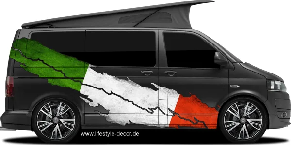 Autoaufkleber Flagge von Italien auf Fahrzeugseite von dunklem Campervan