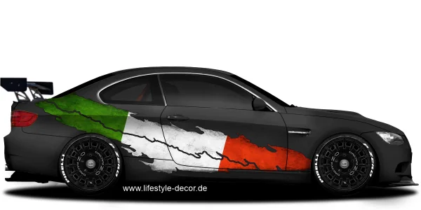 Autoaufkleber Flagge von Italien auf Fahrzeugseite von dunklem Auto