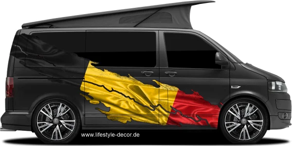 Autoaufkleber Flagge von Belgien auf Fahrzeugseite von dunklem Campervan