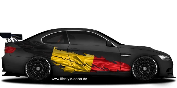 Autoaufkleber Flagge von Belgien auf Fahrzeugseite von dunklem Auto