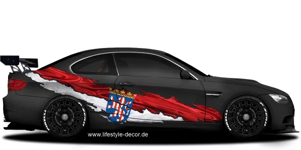 Autoaufkleber Flagge von Hessen auf Fahrzeugseite von dunklem Auto