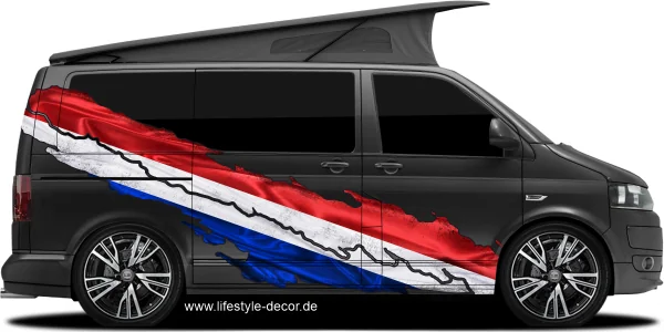 Autoaufkleber Niederländische Flagge auf Fahrzeugseite von dunklem Campervan