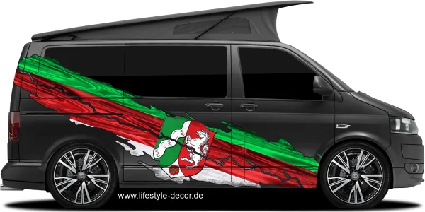 Autoaufkleber Flagge von Nordrhein-Westfalen auf Fahrzeugseite von dunklem Campervan