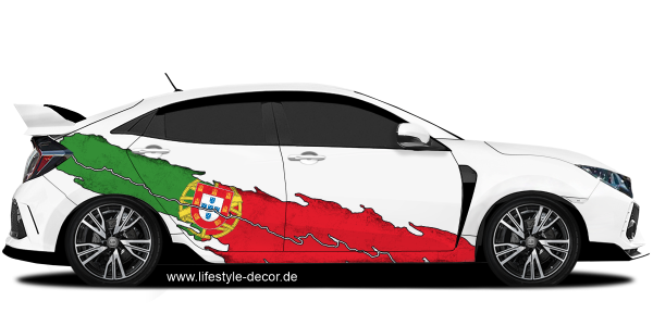 Preview: Autoaufkleber Flagge von Portugal Preview: Autoaufkleber Flagge von Portugal auf Fahrzeugseite von hellem Auto