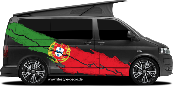Preview: Autoaufkleber Flagge von Portugal Preview: Autoaufkleber Flagge von Portugal auf Fahrzeugseite von dunklem Campervan