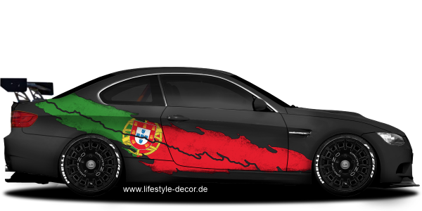 Preview: Autoaufkleber Flagge von Portugal Preview: Autoaufkleber Flagge von Portugal auf Fahrzeugseite von dunklem Auto