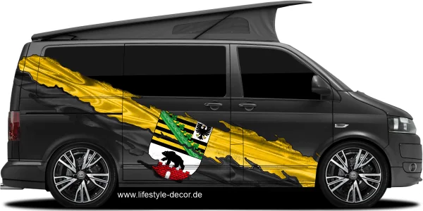 Autoaufkleber Flagge von Sachsen-Anhalt auf Fahrzeugseite von dunklem Campervan