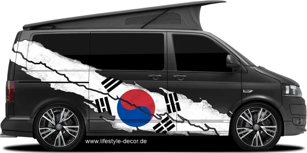 Autoaufkleber mit der Flagge von Südkorea auf Fahrzeugseite von dunklem Campervan