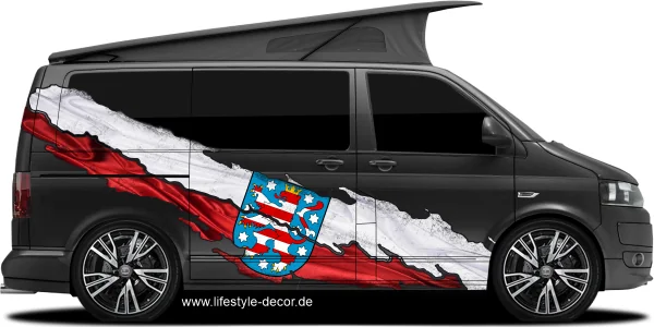 Autoaufkleber Flagge von Thüringen auf Fahrzeugseite von dunklem Campervan