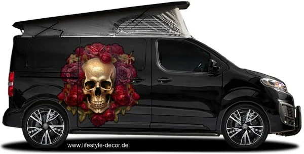 Autoaufkleber Goldener Totenkopf mit Rosen auf dunklem Van