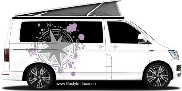 Autoaufkleber Kompass auf hellem Campervan