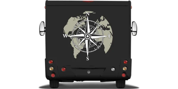 er Autoaufkleber Kompass mit Weltkarte auf Heck von dunklem Wohnmobil oder Wohnwagen