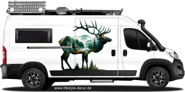 Autoaufkleber Landschaftsmotiv Hirsch auf weißem Reisemobil