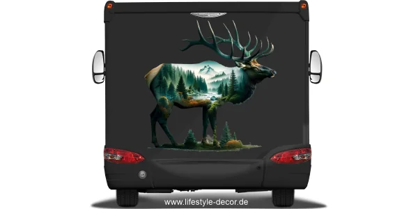 Autoaufkleber Landschaftsmotiv Hirsch auf dunklem Heck
