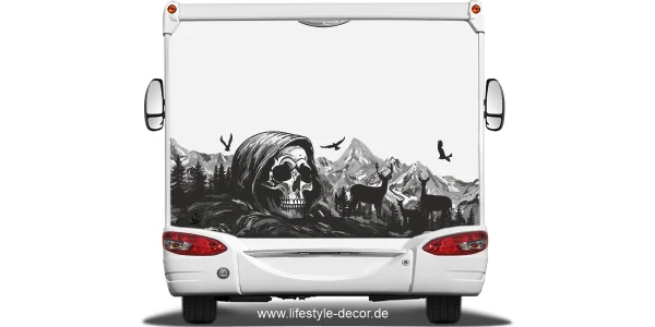 Autoaufkleber Mystisches Gebirge mit Totenkopf auf Heck von Wohnwagen oder Wohnmobil