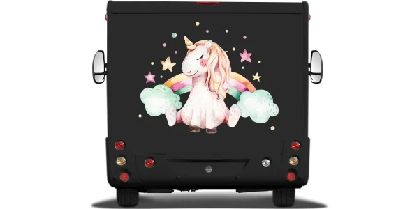 Autoaufkleber mit niedlichem Einhorn auf Heck von dunklem Wohnmobil oder Wohnwagen