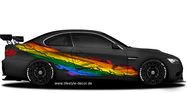 Autoaufkleber Regenbogenflagge LGBTQ auf Fahrzeugseite von dunklem Auto