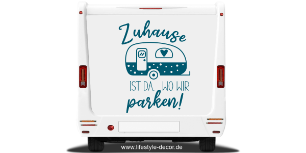 Autoaufkleber Zuhause ist auf hellem Heck eines Wohnmobils