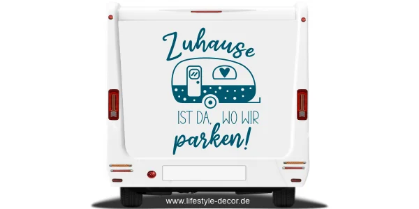 Autoaufkleber Zuhause ist auf hellem Heck eines Wohnmobils