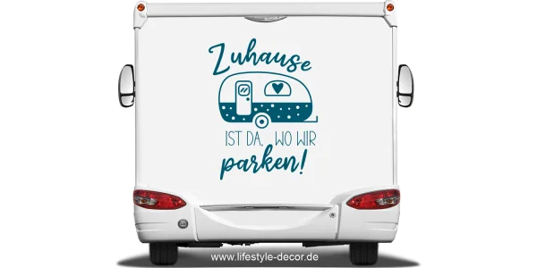 Autoaufkleber Zuhause ist auf hellem Heck eines Wohnmobils