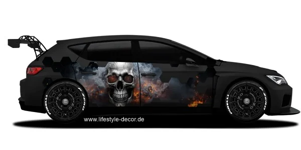 Autodekor Totenkopf in Flammen auf dunklem Sportwagen