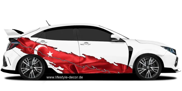 Türkische Flagge als Autoaufkleber auf Fahrzeugseite von hellem Auto