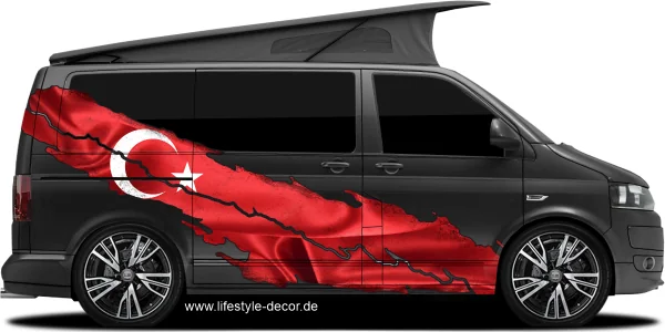 Türkische Flagge als Autoaufkleber auf Fahrzeugseite von dunklem Campervan