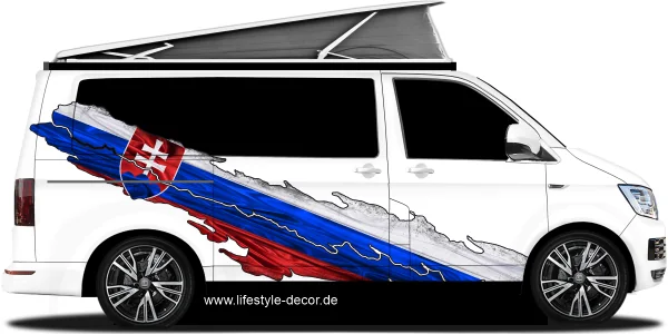 Autotattoo mit der Fahne von der Slowakei auf Fahrzeugseite von Camper